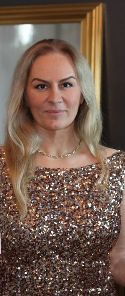 Barbara Leber has spent more than two decades working with fashion, clothing, proportions, colors, fabrics, and personal style